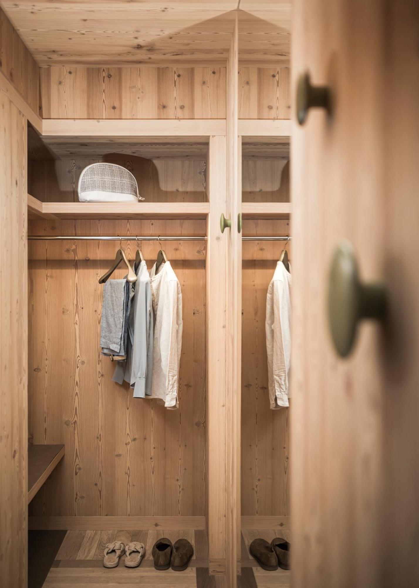 Falkensteiner Hotel Kronplatz - The Leading Hotels Of The World (Adults Only) ريسكوني الغرفة الصورة A wardrobe