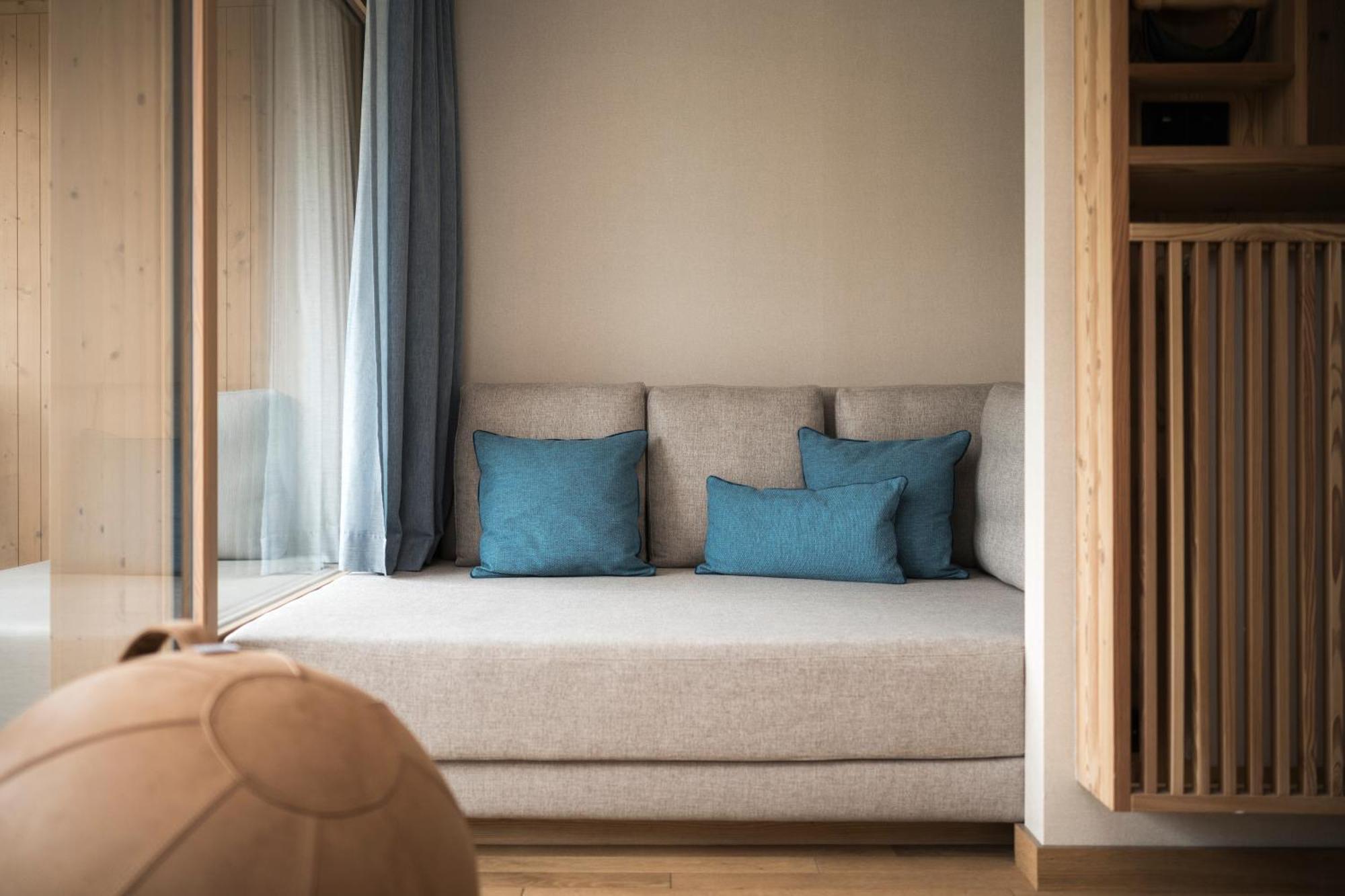 Falkensteiner Hotel Kronplatz - The Leading Hotels Of The World (Adults Only) ريسكوني الغرفة الصورة A sofa bed