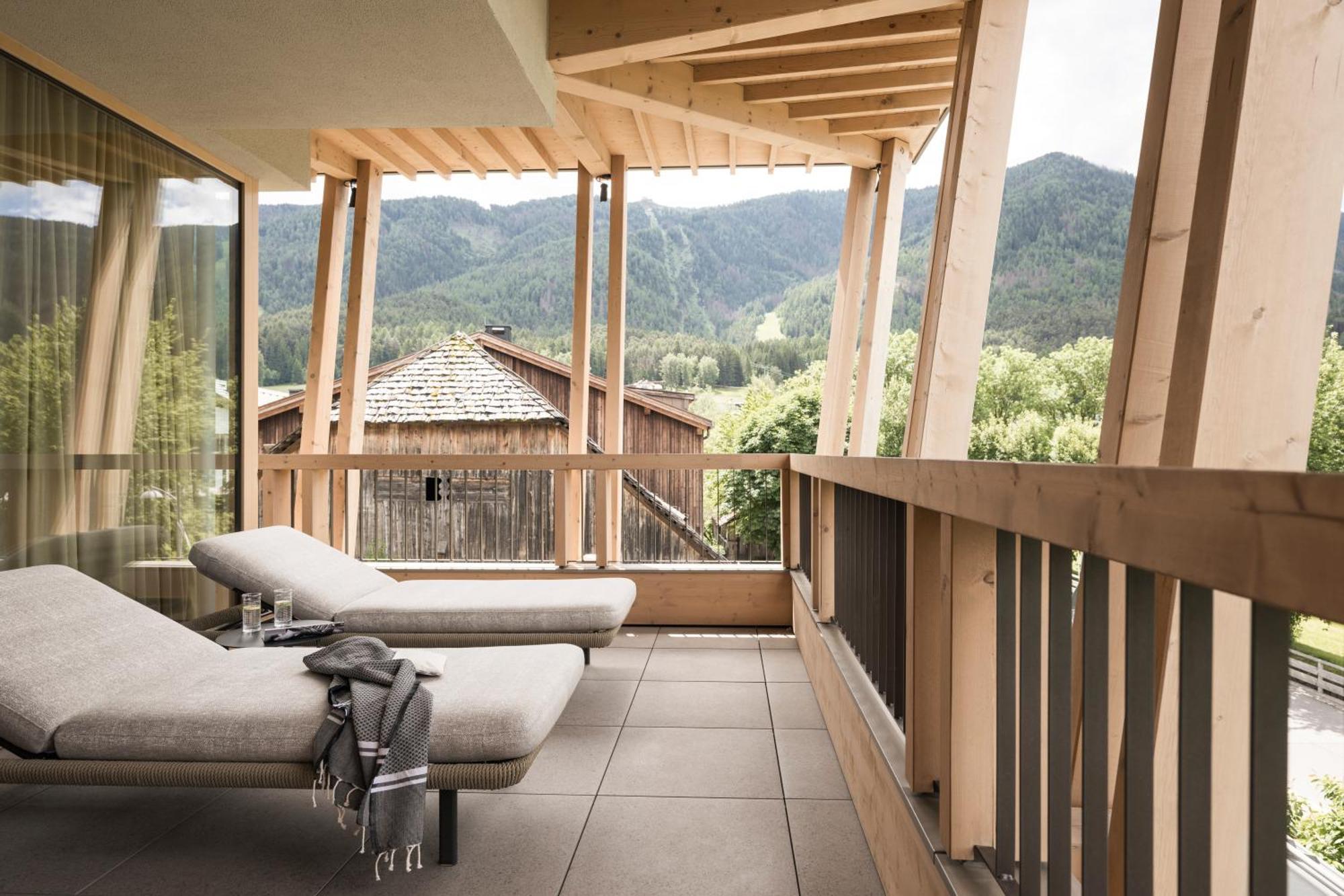 Falkensteiner Hotel Kronplatz - The Leading Hotels Of The World (Adults Only) ريسكوني المظهر الخارجي الصورة The balcony of a suite