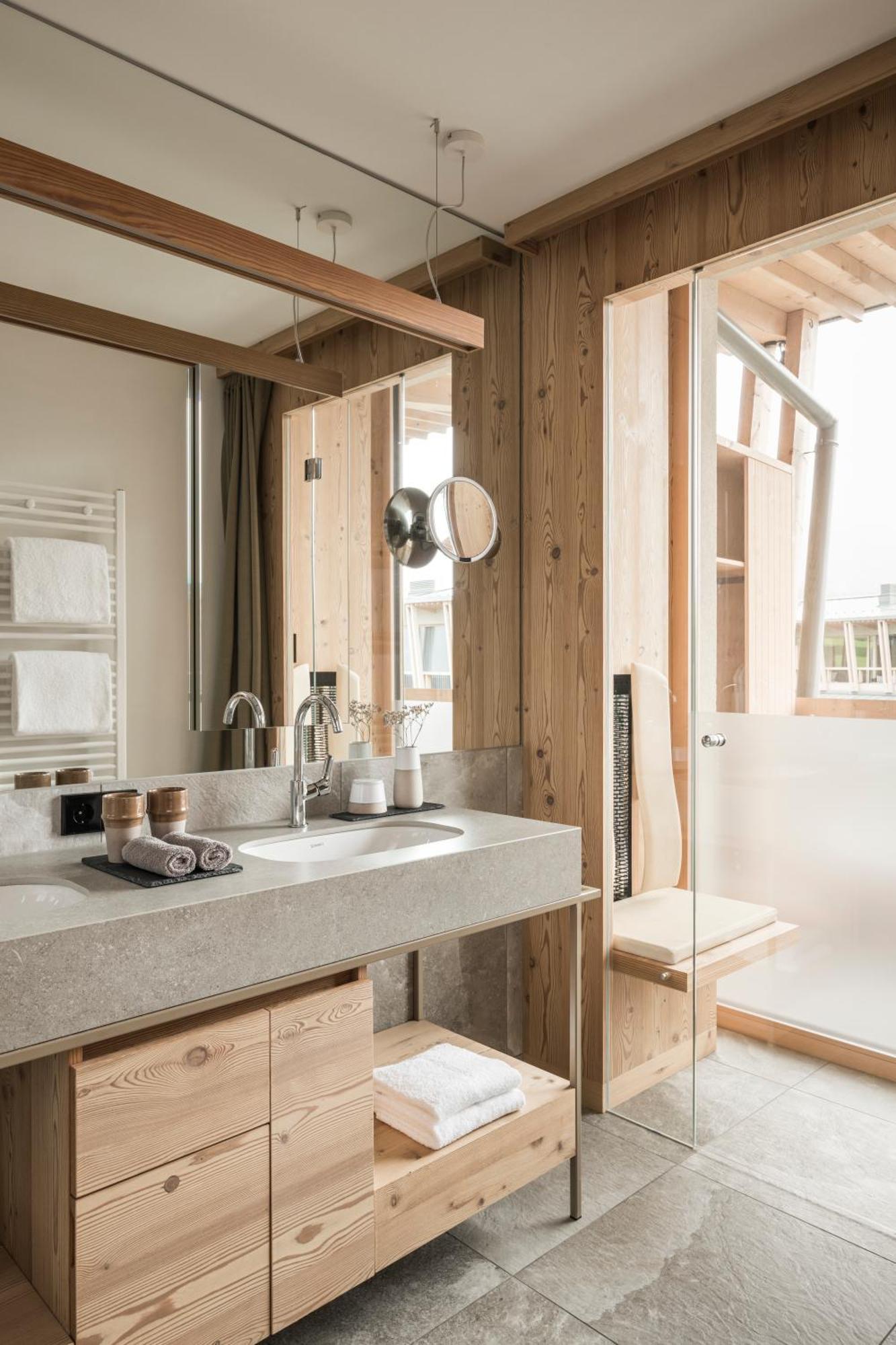 Falkensteiner Hotel Kronplatz - The Leading Hotels Of The World (Adults Only) ريسكوني الغرفة الصورة Bathroom
