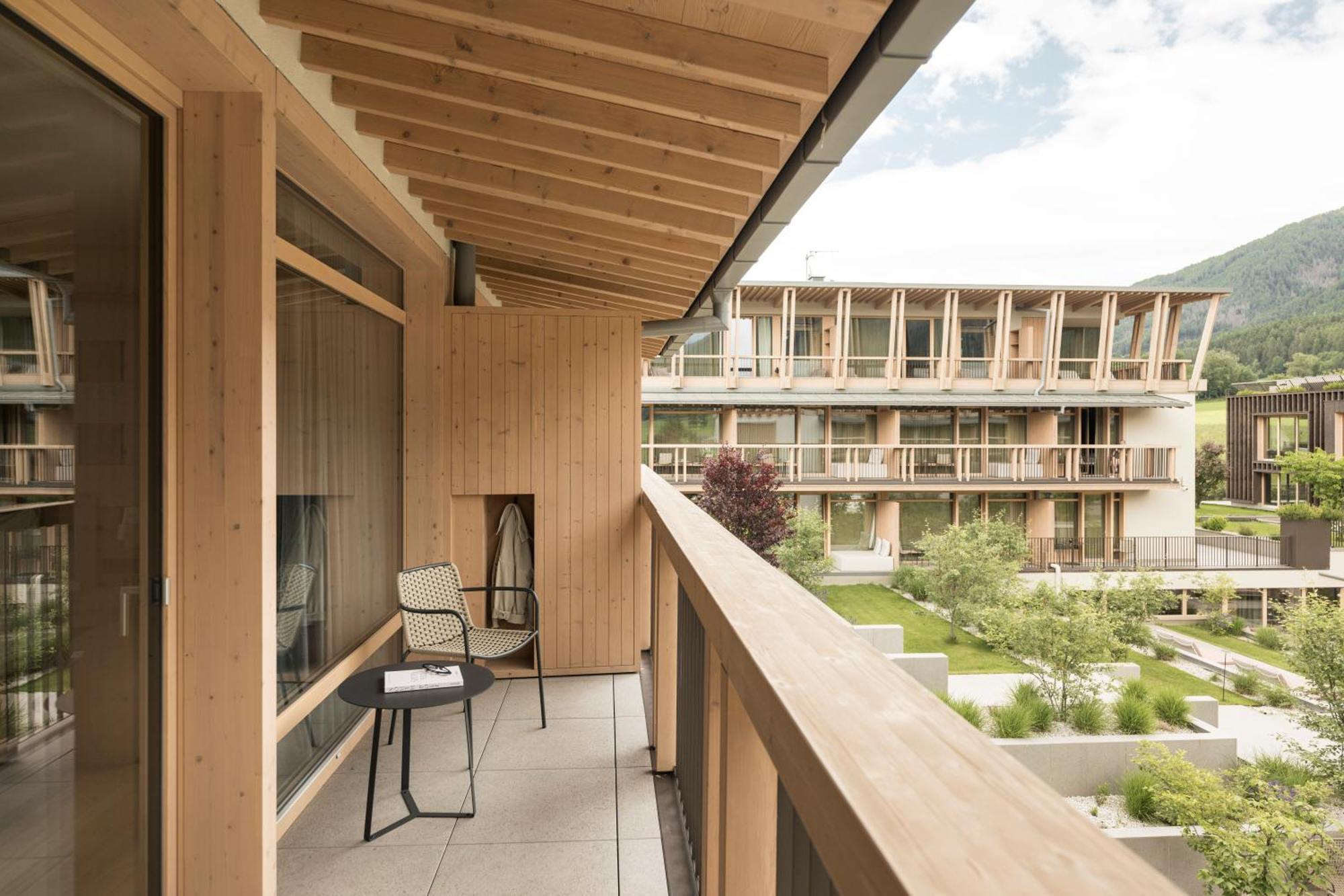 Falkensteiner Hotel Kronplatz - The Leading Hotels Of The World (Adults Only) ريسكوني المظهر الخارجي الصورة The balcony of a room at the Hotel