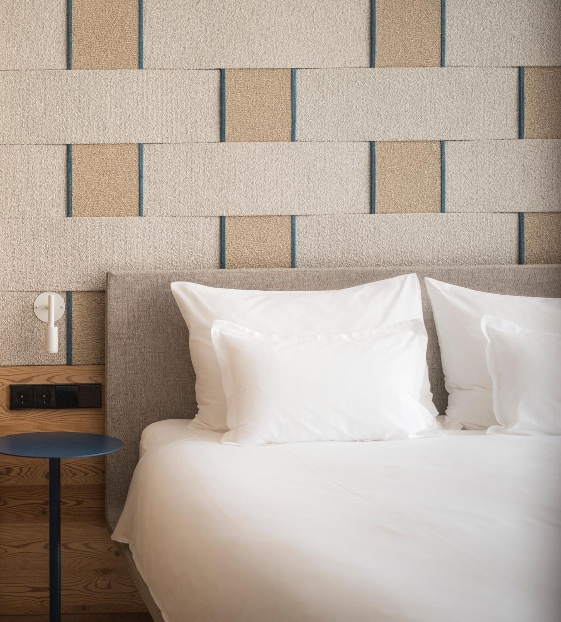 Falkensteiner Hotel Kronplatz - The Leading Hotels Of The World (Adults Only) ريسكوني الغرفة الصورة A bed with two pillows